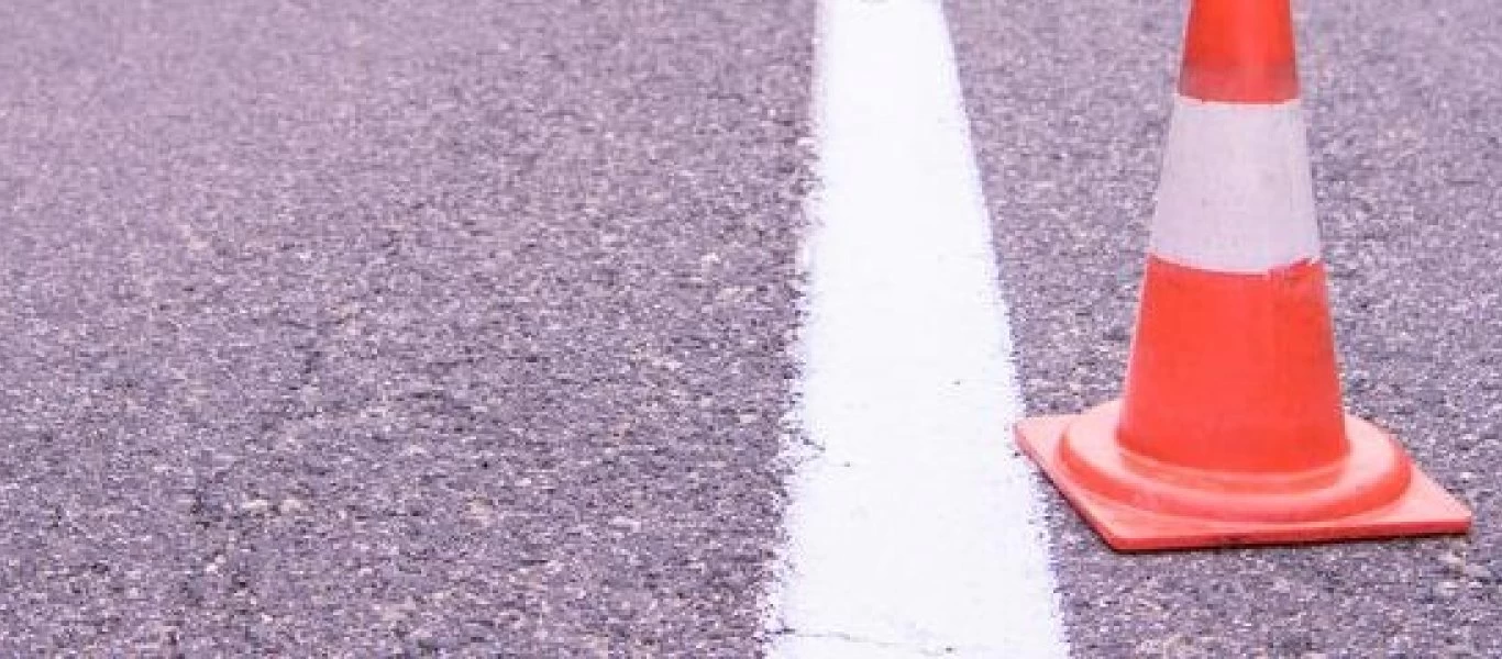 Παραφορτωμένη νταλίκα τουμπάρει σιγά-σιγά σαν σε... slow motion (βίντεο)